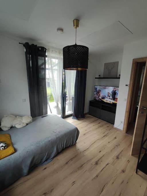Schoene Wohnung Mit Terrasse Und Parkplatz Velden am Worthersee Bagian luar foto