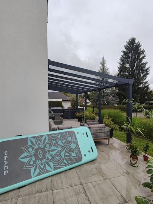 Schoene Wohnung Mit Terrasse Und Parkplatz Velden am Worthersee Bagian luar foto