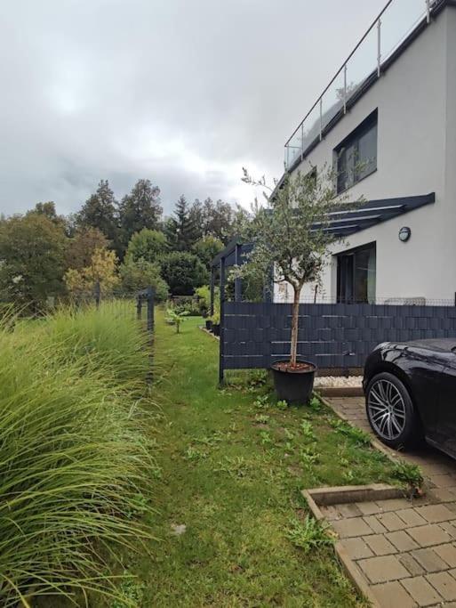 Schoene Wohnung Mit Terrasse Und Parkplatz Velden am Worthersee Bagian luar foto