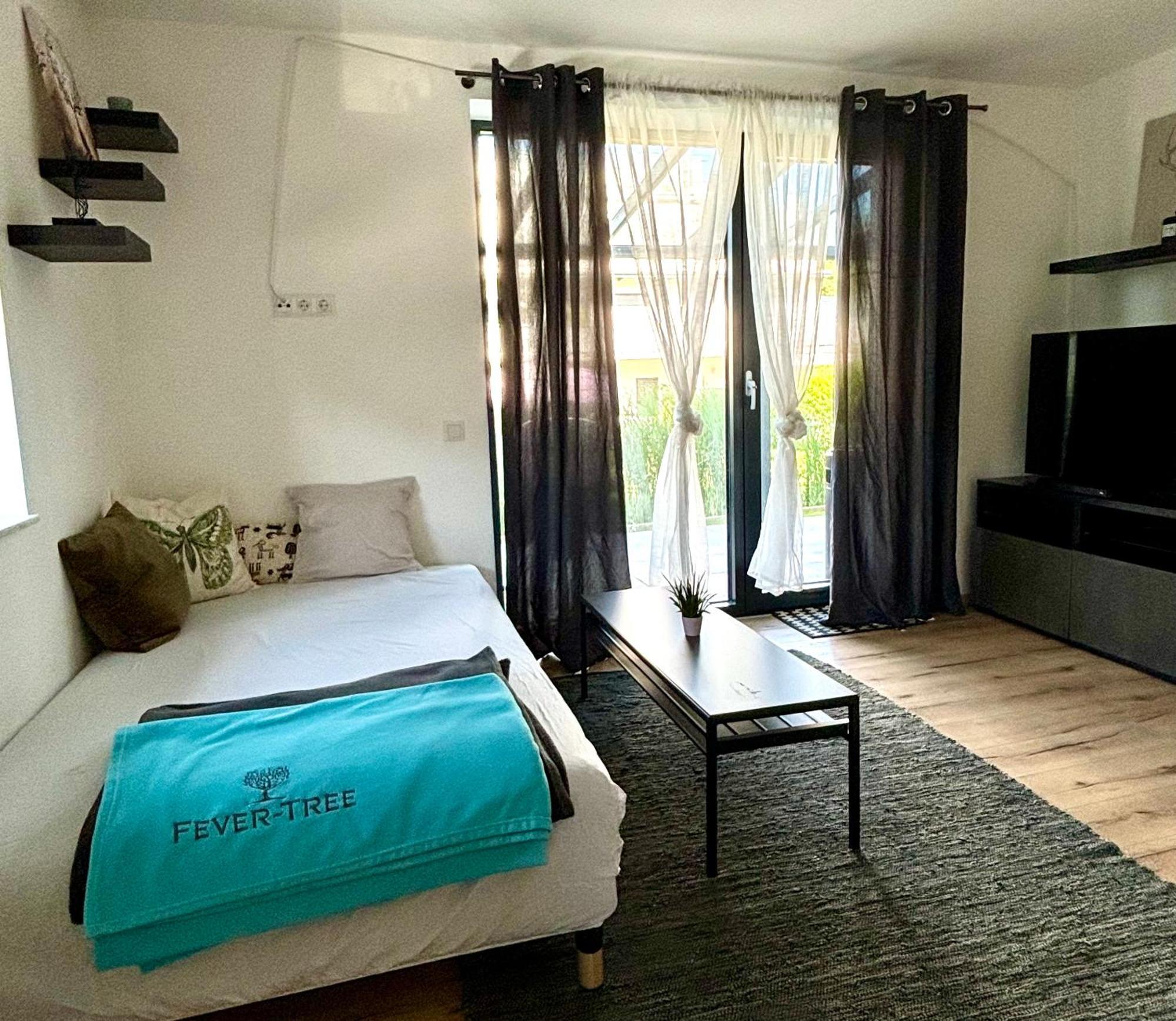 Schoene Wohnung Mit Terrasse Und Parkplatz Velden am Worthersee Bagian luar foto