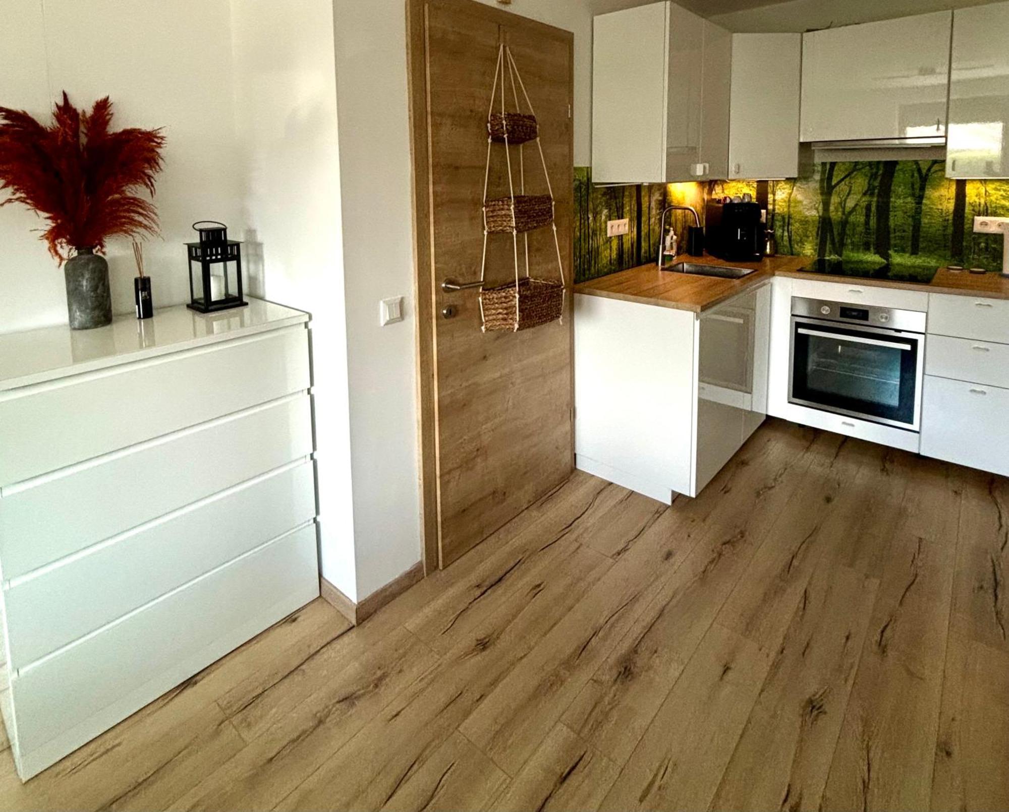 Schoene Wohnung Mit Terrasse Und Parkplatz Velden am Worthersee Bagian luar foto
